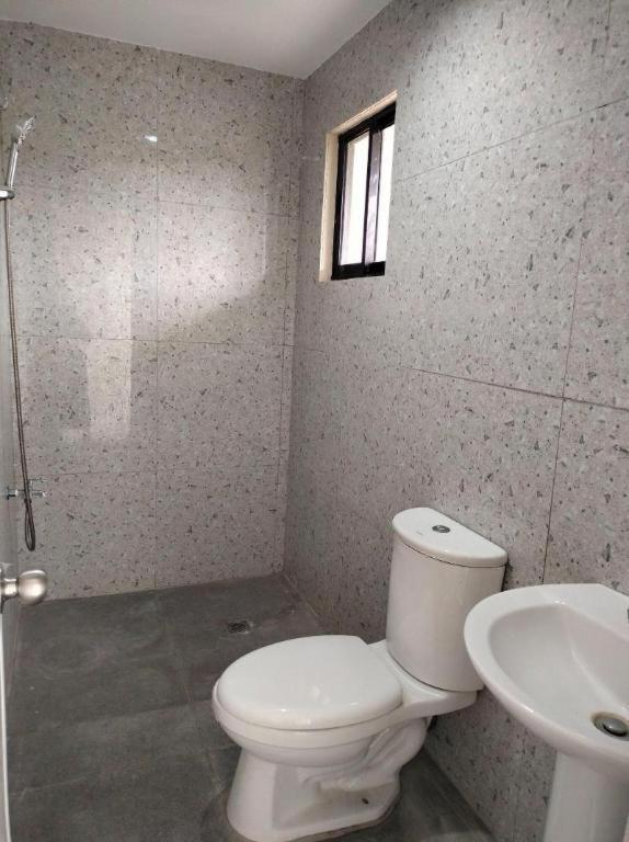 Oyo 800 Ddd Habitat Dormtel Bacolod Hotell Exteriör bild