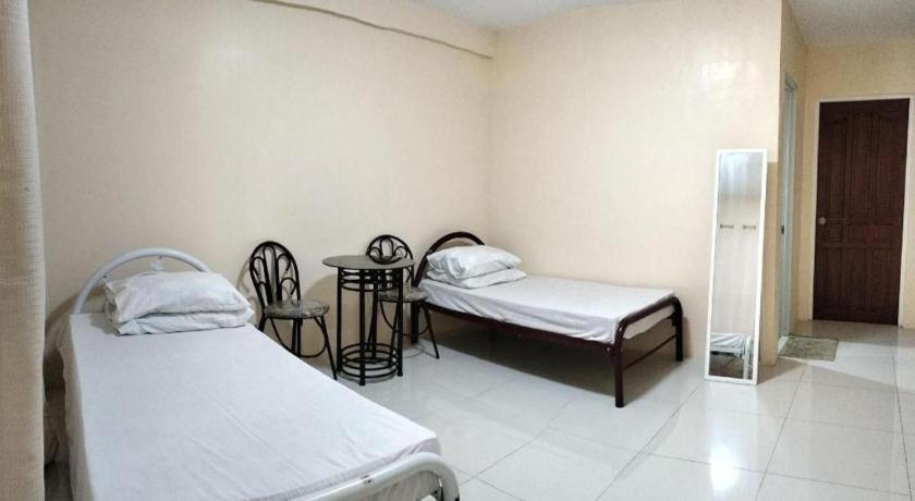 Oyo 800 Ddd Habitat Dormtel Bacolod Hotell Exteriör bild